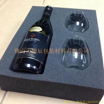 海綿內(nèi)托對各行各業(yè)產(chǎn)品起到絕緣、密封、防震、防塵、填充、隔音、固定，能夠保護包裝產(chǎn)品在運輸過程中安然無恙，起到保護產(chǎn)品的一個作用，同時可以美化產(chǎn)品，提升產(chǎn)品檔次。
