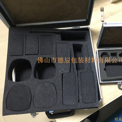 海綿內(nèi)托對各行各業(yè)產(chǎn)品起到絕緣、密封、防震、防塵、填充、隔音、固定，能夠保護包裝產(chǎn)品在運輸過程中安然無恙，起到保護產(chǎn)品的一個作用，同時可以美化產(chǎn)品，提升產(chǎn)品檔次。
