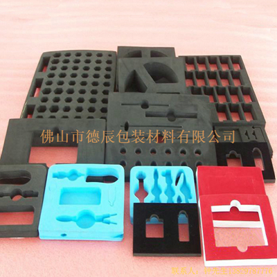海綿包裝內(nèi)托是一種全新的包裝內(nèi)襯材料，其產(chǎn)品性能對(duì)比過(guò)去的紙質(zhì)內(nèi)襯。他的防潮性更好、減震性更強(qiáng)。產(chǎn)品本身也屬于環(huán)保材料擁有生物降解的特性，不會(huì)對(duì)地球環(huán)境造成二次損傷。目前在發(fā)達(dá)國(guó)家很多產(chǎn)品已從過(guò)去的紙質(zhì)內(nèi)襯向海綿包裝內(nèi)襯邁進(jìn)。
