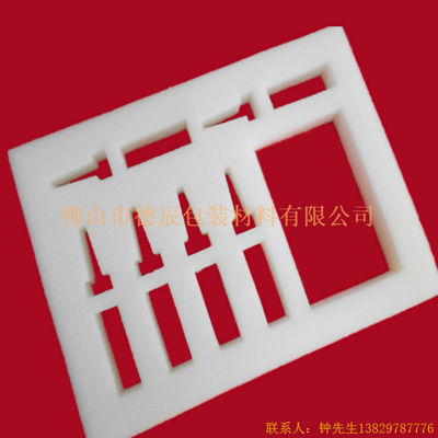 海綿內(nèi)托對(duì)各行各業(yè)產(chǎn)品起到絕緣、密封、防震、防塵、填充、隔音、固定，能夠保護(hù)包裝產(chǎn)品在運(yùn)輸過(guò)程中安然無(wú)恙，起到保護(hù)產(chǎn)品的一個(gè)作用，同時(shí)可以美化產(chǎn)品，提升產(chǎn)品檔次。

