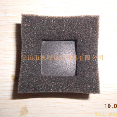 利用加熱鋁制模具對海綿進行塑形。