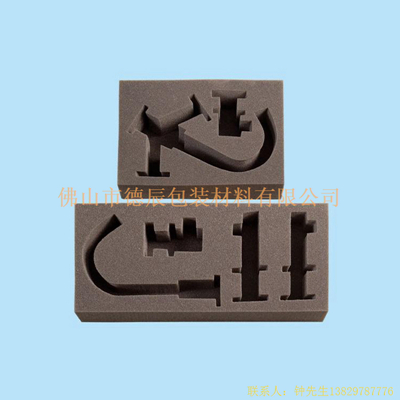海綿內(nèi)托對(duì)各行各業(yè)產(chǎn)品起到絕緣、密封、防震、防塵、填充、隔音、固定，能夠保護(hù)包裝產(chǎn)品在運(yùn)輸過(guò)程中安然無(wú)恙，起到保護(hù)產(chǎn)品的一個(gè)作用，同時(shí)可以美化產(chǎn)品，提升產(chǎn)品檔次。